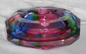 Ascher Kristallglas handgeschliffen mit Innenüberfang "Regenbogen", Design: Franz Burkert, H: 4,5 cm, D: 13,5 cm, Gewicht: 755 g