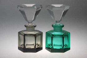 Parfümflaschen rauchgrau und seegrün, Kristallglas handgeschliffen, Kristallglas GmbH Oberursel, Design: Franz Burkert