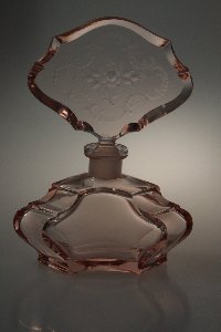 Parfümflasche von ca. 1948, Farbe hellrosa,  Kristallglas handgeschliffen, Kristallglas GmbH Oberursel, Design: Franz Burkert