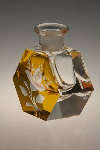 Parfümflasche Nr. 1235 farblos mit Überfang Gelbbeize und floraler Gravur, Kristallglas GmbH Oberursel, Design: Franz Burkert
