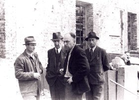 Aufbau der Hessenglashütte: Dir. Otto Fischer und Ing. Anton Ritschny (2.+3. v.links)