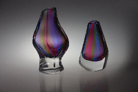 Asymmetrische Gangkofner-Vasen mit "Regenbogen-Innenüberfang", H: 13 und 11,2 cm