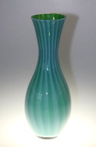 Gangkofner-Vase mit Innen-Überfang grün, acanne-Technik Opalglas und Klarglas überstochen