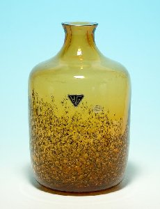 Vase amber mit Metalloxideinschmelzungen und Luftblasen; Glasmacher "Hloch" um ca. 1968