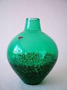 Vase seegrün mit Metalleinschmelzungen und Luftblasen, Hessenglas GmbH Oberursel-Stierstadt