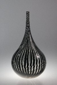 a canne Vase aus farblosem Glas mit schwarzen Fadenauflagen, Hessenglas GmbH