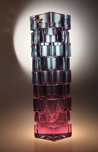 Beleuchtungsabhängiges Farbspiel einer handgeschliffenen Alexandrit-Vase , Hessenglas GmbH