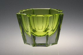 kleine Überfangschale mit hellgrünem Innenfang, mundgeblasen und handgeschliffen, Hessenglas GmbH Stierstadt