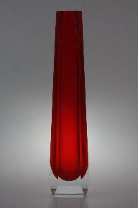 Vase mit Facettenschliff, Farbe neurot klar überfangen, Hessenglas GmbH