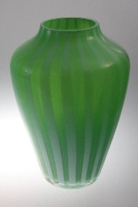 Gangkofner-Vase mit grünem Überfang, a canne-Technik und mit Klarglas überstochen