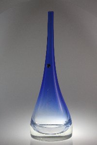 Vase blau (Höhe: 39 cm) mit farblosem Bleikristall überfangen. Hessenglas GmbH Oberursel-Stierstadt