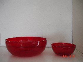 rote Schalen der Hessenglas GmbH in Stierstadt