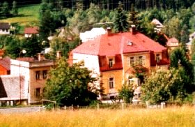 ehemalige Villa Seibt mit Anbau der ehemaligen Glasschleiferei, 90er Jahre, Quelle: Fam. Dönch