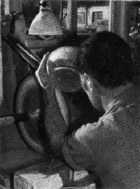 Kugler von Josef Mitlehrner & Co. beim Schleifen einer Bowle