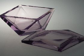 Puderdose lila, Kristallglas handgeschliffen, Kristallglas GmbH Oberursel, Design: Franz Burker