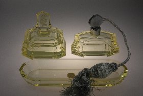 Frühe Toilettengarnitur ca. 1948, Kristallglas handgeschliffen, Farbe citrin / Champagner / hellgelb, Kristallglas GmbH Oberursel, Design: Franz Burkert