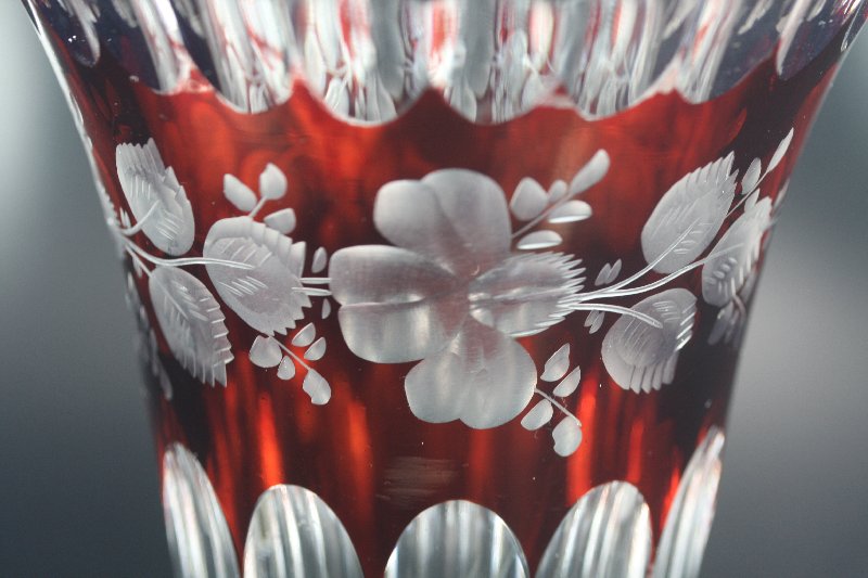 Vase Überfang rot handgeschliffen der Kristallglas GmbH Oberursel, von Rudolf Seibt und Franz Burkert