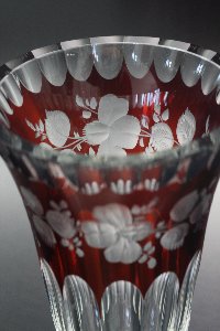 Detail Vase Überfang rot handgeschliffen und graviert der Kristallglas GmbH Oberursel, von Rudolf Seibt und Franz Burkert
