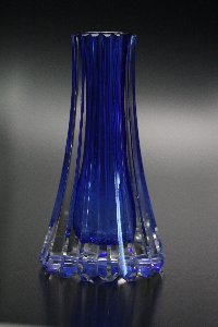 Vase Innenfang blau handgeschliffen der Kristallglas GmbH Oberursel, von Rudolf Seibt und Franz Burkert