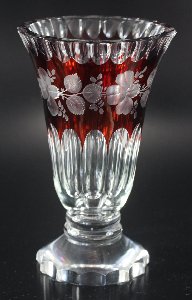 Vase Überfang rot handgeschliffen und graviert der Kristallglas GmbH Oberursel, von Rudolf Seibt und Franz Burkert