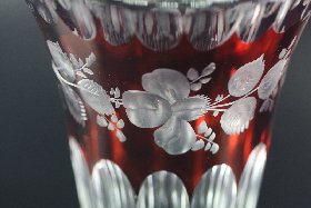 Vase Überfang rot handgeschliffen und graviert der Kristallglas GmbH Oberursel, von Rudolf Seibt und Franz Burkert