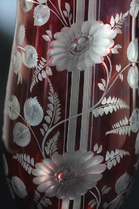 Detail Vase Überfang rot handgeschliffen und graviert der Kristallglas GmbH Oberursel, von Rudolf Seibt und Franz Burkert