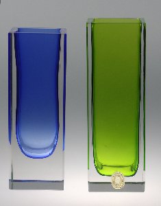 Innenfangvasen blau und hellgrün handgeschliffen der Kristallglas GmbH Oberursel, von Rudolf Seibt und Franz Burkert