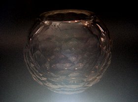 Vase mundgeblasen und handgeschliffen, seltener "Wabenschliff", Schliff durch Frau Mitlehner