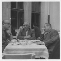 Mitglieder der Gablonzer Industrie Oberursel im Gespräch, ca. 1962, v.l.: Rudolf Seibt, Walter Ullmann und Josef Mitlehner